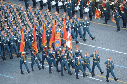 Москва. Военнослужащие МЧС РФ  во время генеральной репетиции Парада Победы на Красной площади.