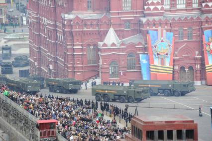 Москва. Оперативно-тактические ракетные комплексы `Искандер` во время генеральной репетиции Парада Победы на Красной площади.