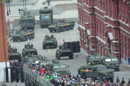 Москва. Военнослужащие на БТР-80 во время генеральной репетиции Парада Победы на Красной площади.