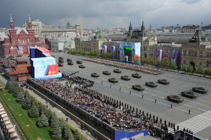 Москва. Военнослужащие на БТР-82А во время генеральной репетиции Парада Победы на Красной площади.