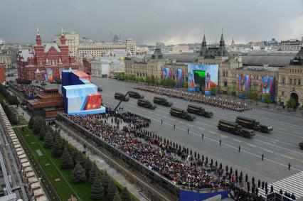 Москва. Зенитные ракетные комплексы С-400 `Триумф` во время генеральной репетиции Парада Победы на Красной площади.