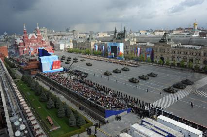 Москва. Танки Т-90А во время генеральной репетиции Парада Победы на Красной площади.