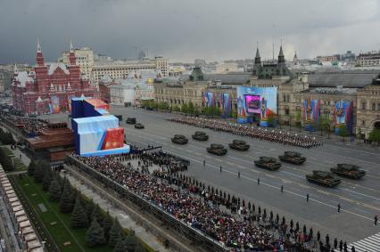 Москва. Тактические зенитные ракетные комплексы `Тор` во время генеральной репетиции Парада Победы на Красной площади.