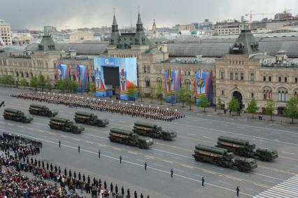 Москва. Зенитные ракетные комплексы С-400 `Триумф` во время генеральной репетиции Парада Победы на Красной площади.