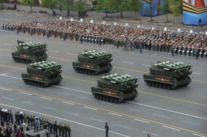 Москва. Самоходные зенитные ракетные комплексы `Бук-М2` во время генеральной репетиции Парада Победы на Красной площади.