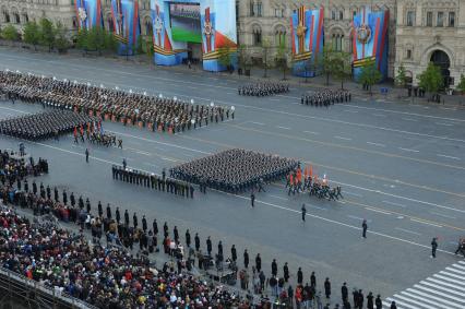 Москва. Военнослужащие МЧС РФ  во время генеральной репетиции Парада Победы на Красной площади.