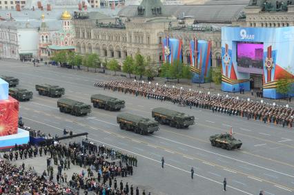 Москва. Оперативно-тактические ракетные комплексы `Искандер` во время генеральной репетиции Парада Победы на Красной площади.