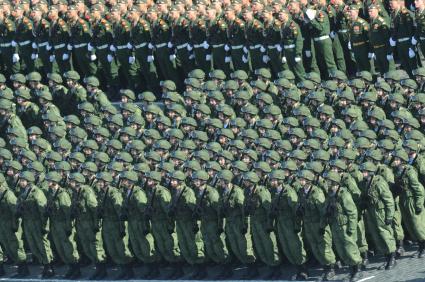 Москва. Военнослужащие в боевой экипировке `Ратник` во время генеральной репетиции Парада Победы на Красной площади.