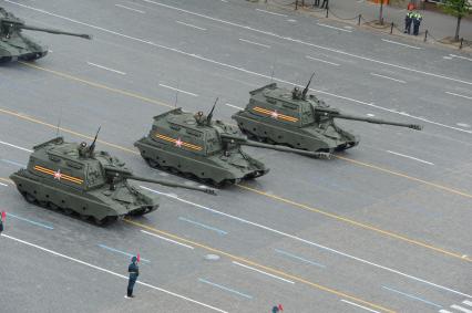 Москва. Дивизионные самоходные гаубицы 2С19 `Мста-С` во время генеральной репетиции Парада Победы на Красной площади.