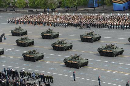 Москва. Военнослужащие на БТР-82А во время генеральной репетиции Парада Победы на Красной площади.