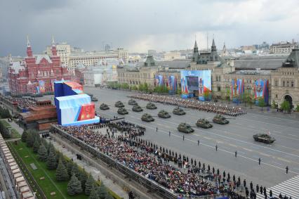 Москва. Дивизионные самоходные гаубицы 2С19 `Мста-С` во время генеральной репетиции Парада Победы на Красной площади.