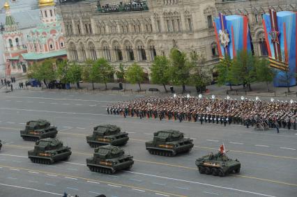 Москва. Тактические зенитные ракетные комплексы `Тор` во время генеральной репетиции Парада Победы на Красной площади.