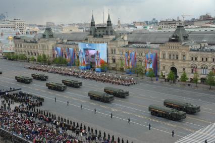 Москва. Оперативно-тактические ракетные комплексы `Искандер` во время генеральной репетиции Парада Победы на Красной площади.