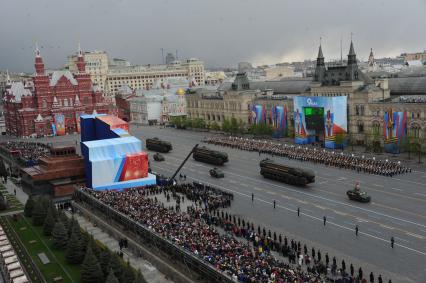 Москва. Ракетные комплексы РТ-2ПМ2 `Тополь-М` во время генеральной репетиции Парада Победы на Красной площади.