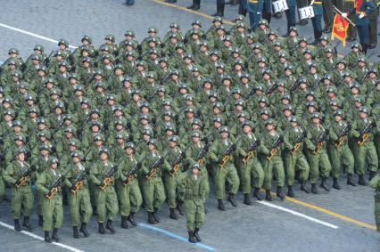 Москва. Военнослужащие в боевой экипировке `Ратник` во время генеральной репетиции Парада Победы на Красной площади.