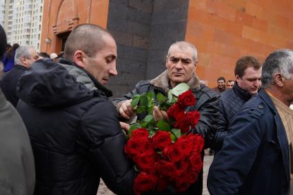 Участники шествия в память 100-летней годовщины геноцида армян войсками Османской империи. Церковь святого Карапета в Екатеринбурге