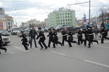 Москва. Курсанты военного училища переходят дорогу у метро `Таганская`.