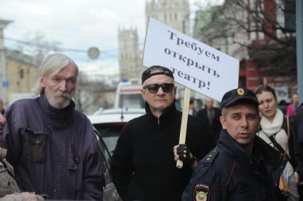 Москва. Актер Александр Трофимов (слева) вместе с коллегами по Театру на Таганке вышел на пикет, требуя прекратить ремонт здания. Так же профсоюзная организация театра намерена обратиться в прокуратуру и Государственную трудовую инспекцию с просьбой проверить законность действий нового директора Ирины Апексимовой.