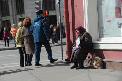 Москва. Женщина просит милостыню.