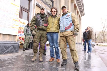 Украина. Луганск. Певица Юлия Чичерина с байкерами из `Ночных волков` у ДК Железнодорожников, где проходит отборочный тур молодежных рок-групп для участия в Гала-концерте российских профессиональных коллектив.