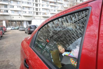 Москва. Припаркованный во дворе дома автомобили.