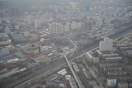 Москва. Вид со смотровой площадки Останкинской башни на город и монорельс.