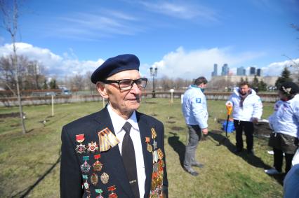 Москва. Ветеран во время акции `Сирень Победы`, приуроченной к 70-летию Победы в Великой Отечественной войне на Поклонной горе.