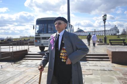 Москва. Ветеран во время акции `Сирень Победы`, приуроченной к 70-летию Победы в Великой Отечественной войне на Поклонной горе.