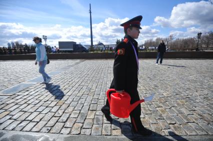 Москва. Учащийся Суворовского военного училища во время акции `Сирень Победы`, приуроченной к 70-летию Победы в Великой Отечественной войне на Поклонной горе.