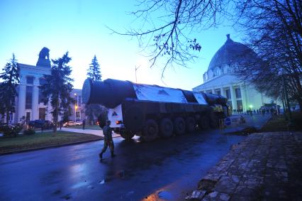 Москва. ВДНХ. Пусковая установка \'Тополь\' с транспортно-пусковым контейнером доставлена из Серпухова в Москву для участия в выставке образцов российских вооружений на ВДНХ.