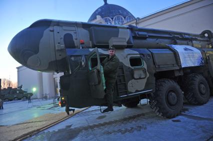 Москва. ВДНХ. Пусковая установка \'Тополь\' с транспортно-пусковым контейнером доставлена из Серпухова в Москву для участия в выставке образцов российских вооружений на ВДНХ.