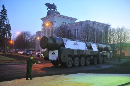 Москва. ВДНХ. Пусковая установка \'Тополь\' с транспортно-пусковым контейнером доставлена из Серпухова в Москву для участия в выставке образцов российских вооружений на ВДНХ.