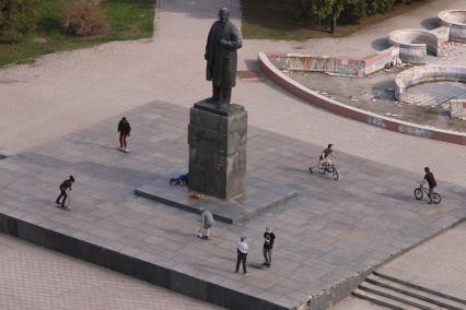 Украина. Луганск. Памятник Ленину.