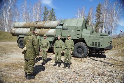 расчет идет к ракетному комплексу С-300, во время несения дежурства в воинской части ПВО ВВС России г.Березовский