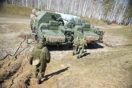 расчет идет к ракетному комплексу С-300, во время несения дежурства в воинской части ПВО ВВС России г.Березовский