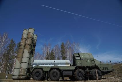 Гражданский самолет пролетает в небе над приведеным в боевую готовность ракетного комплекса С-300, во время несения дежурства в воинской части ПВО ВВС России г.Березовский