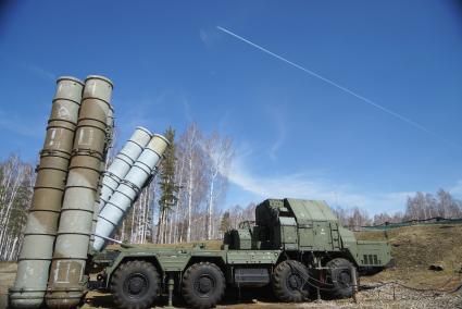 Гражданский самолет пролетает в небе над приведеным в боевую готовность ракетного комплекса С-300, во время несения дежурства в воинской части ПВО ВВС России г.Березовский