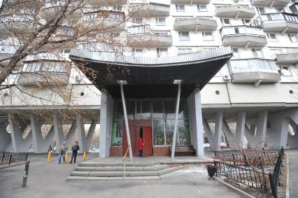 Москва. Экспериментальный 25-этажный панельный жилой дом на сваях  (Дом на курьих ножках), возведенный в 1968 году по адресу Проспект Мира 184.