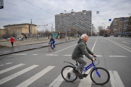 Москва. Экспериментальный 25-этажный панельный жилой дом на сваях  (Дом на курьих ножках), возведенный в 1968 году по адресу Проспект Мира 184.