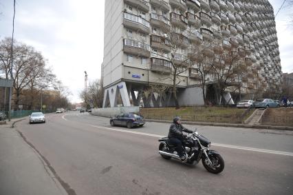 Москва. Экспериментальный 25-этажный панельный жилой дом на сваях  (Дом на курьих ножках), возведенный в 1968 году по адресу Проспект Мира 184.