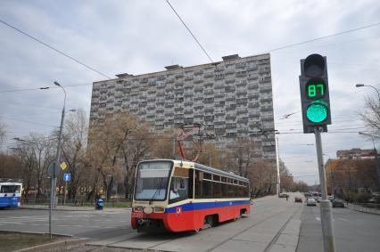 Москва. Экспериментальный 25-этажный панельный жилой дом на сваях  (Дом на курьих ножках), возведенный в 1968 году по адресу Проспект Мира 184.