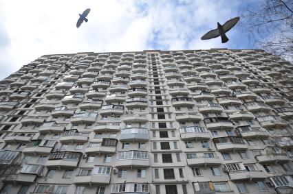 Москва. Экспериментальный 25-этажный панельный жилой дом на сваях  (Дом на курьих ножках), возведенный в 1968 году по адресу Проспект Мира 184.