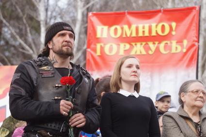 Александр Золдостанов (\"Хирург\") лидер байкерского клуба «Ночные волки» во время возложения цветов к памятнику уральским мотоциклистам-разведчикам в ЦПКиО им. Маяковского. Байкеры провели \"Марш знамени победы\" . Екатеринбург