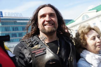 Александр Золдостанов (\"Хирург\") лидер байкерского клуба «Ночные волки». Байкеры провели \"Марш знамени победы\" до памятника уральским мотоциклистам-разведчикам в ЦПКиО им. Маяковского. Екатеринбург