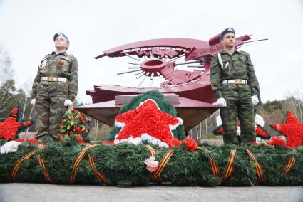 Пост памяти у памятника уральским мотоциклистам-разведчикам в ЦПКиО им. Маяковского, к которому возложили цветы участники байкерского клуба \"Ночные волки\". Байкеры провели \"Марш знамени победы\" . Екатеринбург