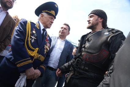 Александр Золдостанов (\"Хирург\") лидер байкерского клуба «Ночные волки» (справа) и председатель совета ветеранов свердловской области Юрий Судаков (слева). Байкеры провели \"Марш знамени победы\" до памятника уральским мотоциклистам-разведчикам в ЦПКиО им. Маяковского. Екатеринбург