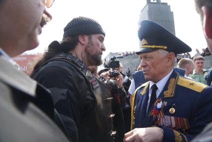 Александр Золдостанов (\"Хирург\") лидер байкерского клуба «Ночные волки» (слева) и председатель совета ветеранов свердловской области Юрий Судаков (справа). Байкеры провели \"Марш знамени победы\" до памятника уральским мотоциклистам-разведчикам в ЦПКиО им. Маяковского. Екатеринбург