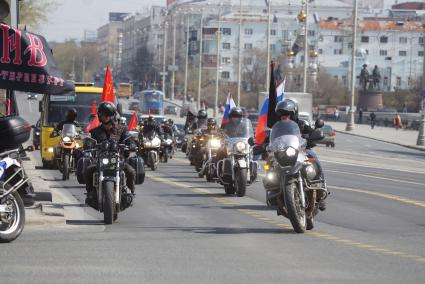 . Байкеры провели \"Марш знамени победы\" до памятника уральским мотоциклистам-разведчикам в ЦПКиО им. Маяковского. Екатеринбург