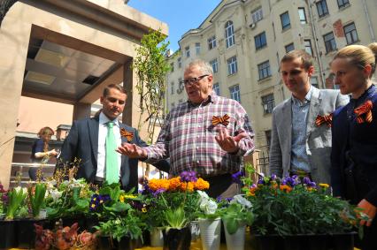 Москва, 1-й Басманный переулок. Председатель комитета Госдумы РФ по делам общественных объединений и религиозных организаций Ярослав Нилов  (слева) и лидер ЛДПР Владимир Жириновский (второй слева) посадили смоленские цветы, сирень и виноград.