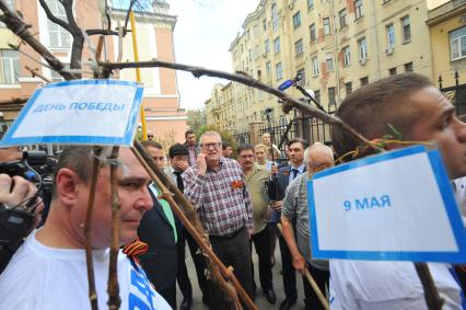 Москва, 1-й Басманный переулок. Лидер ЛДПР Владимир Жириновский (в центре) посадил  смоленские цветы, сирень и виноград.